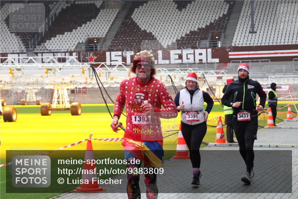 07.12.2025 - St. Pauli X-Mass-Run No. 15 Luisa Fischer http://msf.ph/oto/9383809 07.12.2025 10:55:12 Ziel 1393, 3391, 3437, 656, 692, 1177, 1393, 1489, 2286, 2328, 2358, 2360, 2832, 3391, 3437 meine-sportfotos.de