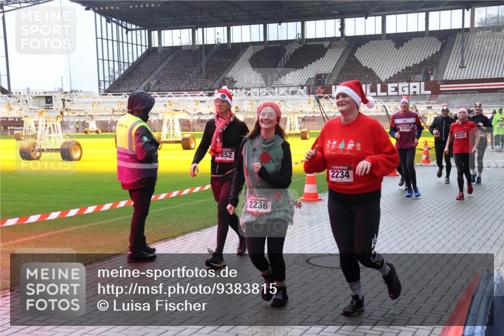 07.12.2025 - St. Pauli X-Mass-Run No. 15 Luisa Fischer http://msf.ph/oto/9383815 07.12.2025 11:27:10 Ziel 2852, 2236, 2234, 2240, 1884, 2237, 205, 209, 610, 624, 1080, 1345, 1498, 1501, 1632, 2024, 2026, 2059, 2063, 2066, 2069, 2072, 2074, 2124, 2175, 2176, 2234, 2236, 2237, 2240, 2257, 2260, 2637, 2748, 2749, 2789, 2790, 2813, 2942, 2972, 2979, 3098, 3099, 3217, 3258, 4884 meine-sportfotos.de