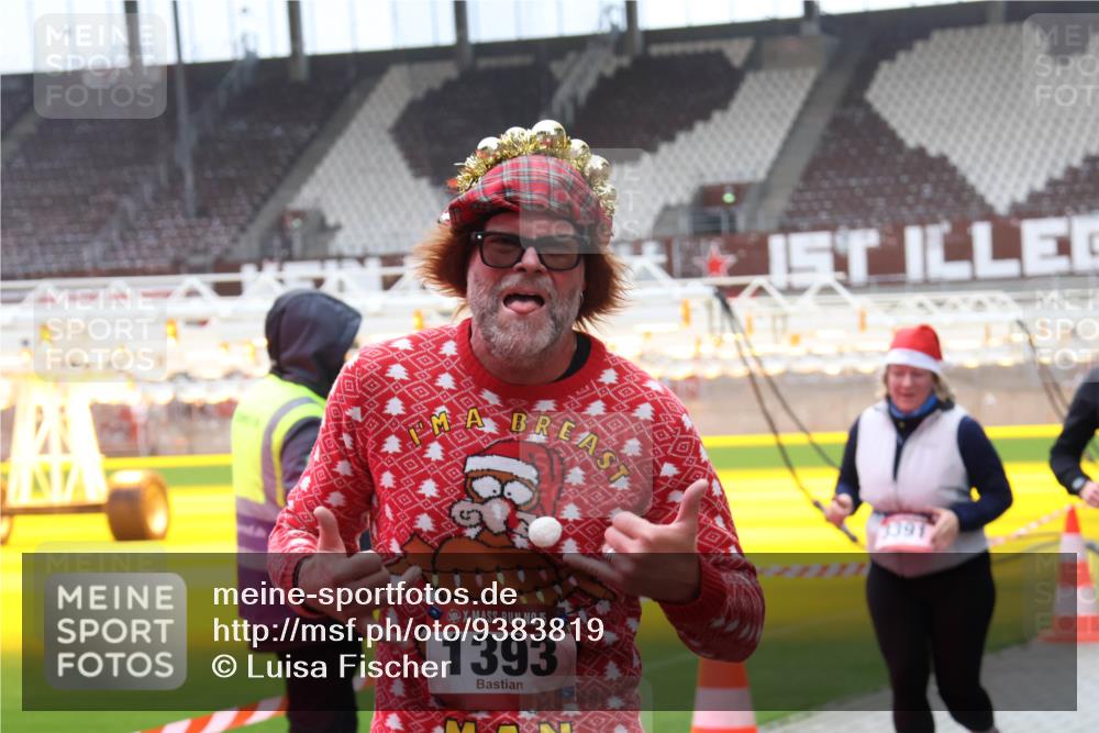 07.12.2025 - St. Pauli X-Mass-Run No. 15 Luisa Fischer http://msf.ph/oto/9383819 07.12.2025 10:55:13 Ziel 2, 7, 15, 1393, 656, 692, 1177, 1393, 1489, 2286, 2328, 2358, 2360, 2832, 3391, 3437 meine-sportfotos.de