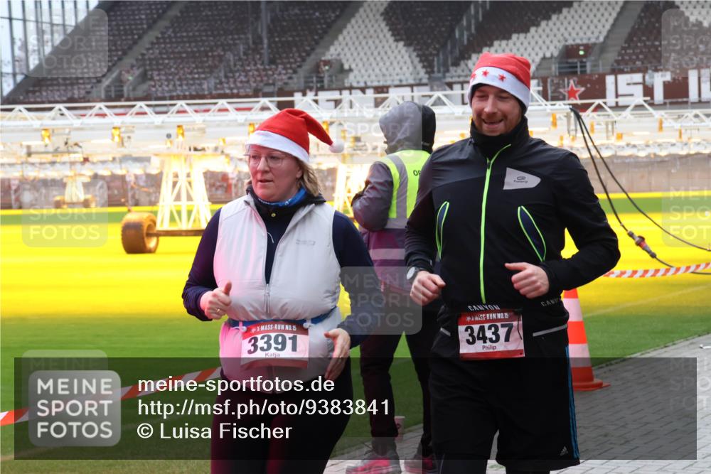 07.12.2025 - St. Pauli X-Mass-Run No. 15 Luisa Fischer http://msf.ph/oto/9383841 07.12.2025 10:55:16 Ziel 15, 3391, 15, 3437, 656, 692, 1177, 1393, 1489, 1689, 2286, 2328, 2358, 2360, 2832, 3391, 3437 meine-sportfotos.de
