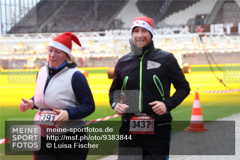 07.12.2025 - St. Pauli X-Mass-Run No. 15 Luisa Fischer http://msf.ph/oto/9383844 07.12.2025 10:55:16 Ziel 3391, 3437, 656, 692, 1177, 1393, 1489, 1689, 2286, 2328, 2358, 2360, 2832, 3391, 3437 meine-sportfotos.de