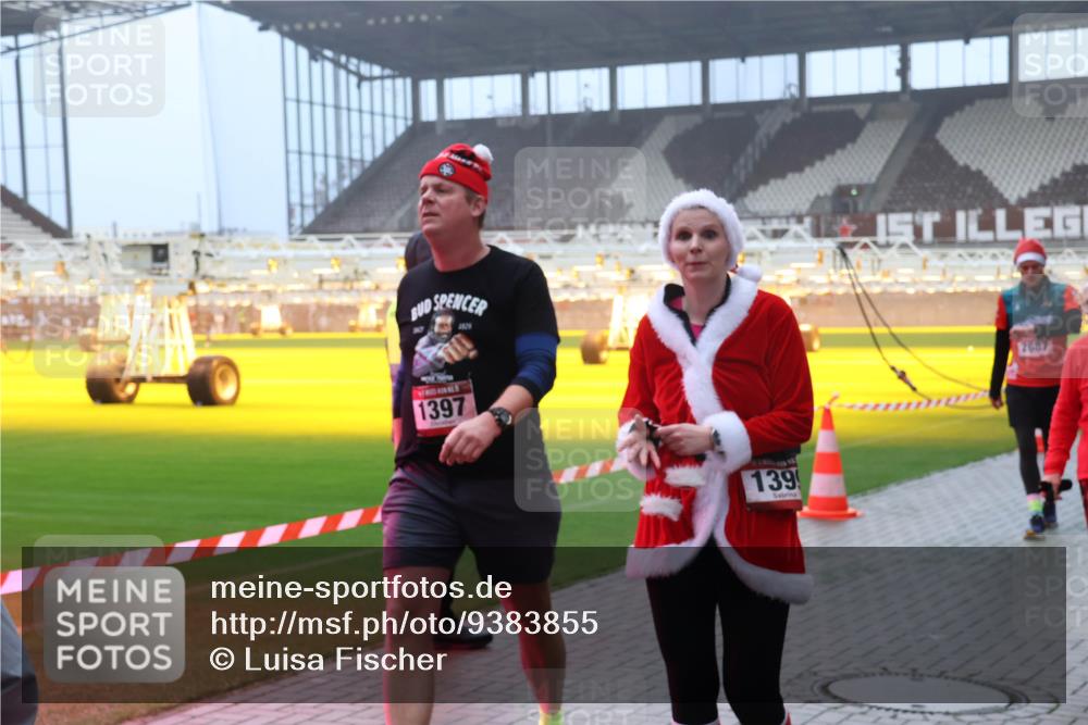 07.12.2025 - St. Pauli X-Mass-Run No. 15 Luisa Fischer http://msf.ph/oto/9383855 07.12.2025 10:13:50 Ziel 2829, 1397, 139, 2687, 80, 88, 970, 1044, 1062, 1126, 1220, 1397, 1699, 1733, 2711, 2712, 2905, 3588, 3589, 4081, 4082, 4083, 4487, 4664 meine-sportfotos.de