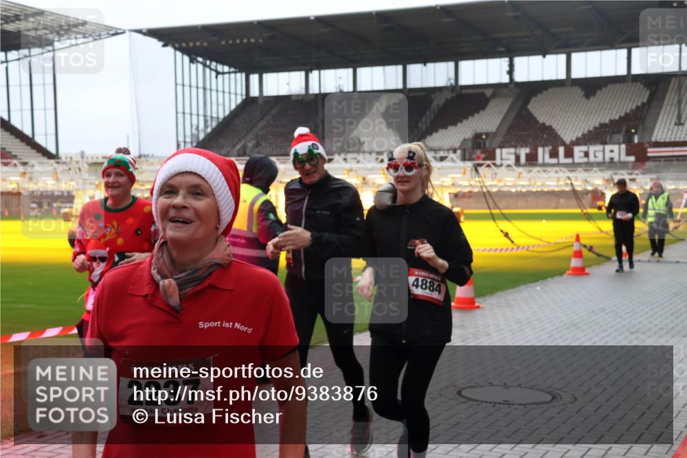 07.12.2025 - St. Pauli X-Mass-Run No. 15 Luisa Fischer http://msf.ph/oto/9383876 07.12.2025 11:27:15 Ziel 15, 2237, 4884, 205, 209, 1080, 1632, 2024, 2026, 2072, 2175, 2176, 2234, 2236, 2237, 2240, 2257, 2748, 2749, 2789, 2790, 2813, 2887, 2942, 2972, 2979, 3098, 3099, 4884 meine-sportfotos.de