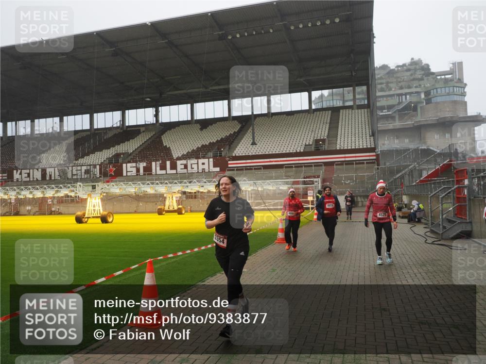 07.12.2025 - St. Pauli X-Mass-Run No. 15 Fabian Wolf http://msf.ph/oto/9383877 07.12.2025 10:11:24 Ziel 1969, 3354, 3815, 4499, 4525, 4659, 4661, 4662 meine-sportfotos.de