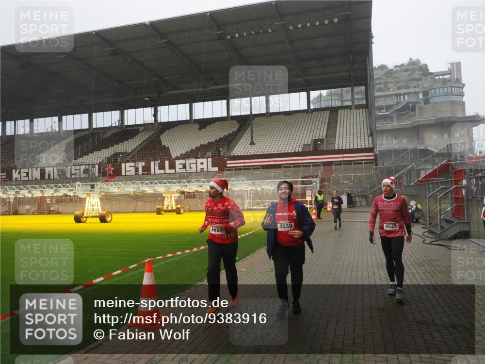 07.12.2025 - St. Pauli X-Mass-Run No. 15 Fabian Wolf http://msf.ph/oto/9383916 07.12.2025 10:11:26 Ziel 1969, 3354, 3815, 4499, 4525, 4659, 4661, 4662 meine-sportfotos.de