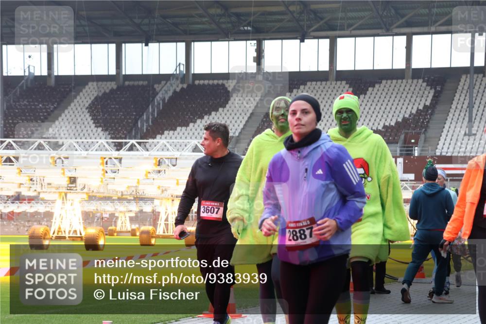 07.12.2025 - St. Pauli X-Mass-Run No. 15 Luisa Fischer http://msf.ph/oto/9383939 07.12.2025 11:27:28 Ziel 3607, 2887, 205, 209, 1080, 1772, 2024, 2026, 2072, 2175, 2176, 2234, 2236, 2237, 2240, 2748, 2749, 2789, 2790, 2813, 2887, 2942, 2972, 2979, 2995, 2999, 3004, 3098, 3099, 3956, 4647, 4656, 4884 meine-sportfotos.de