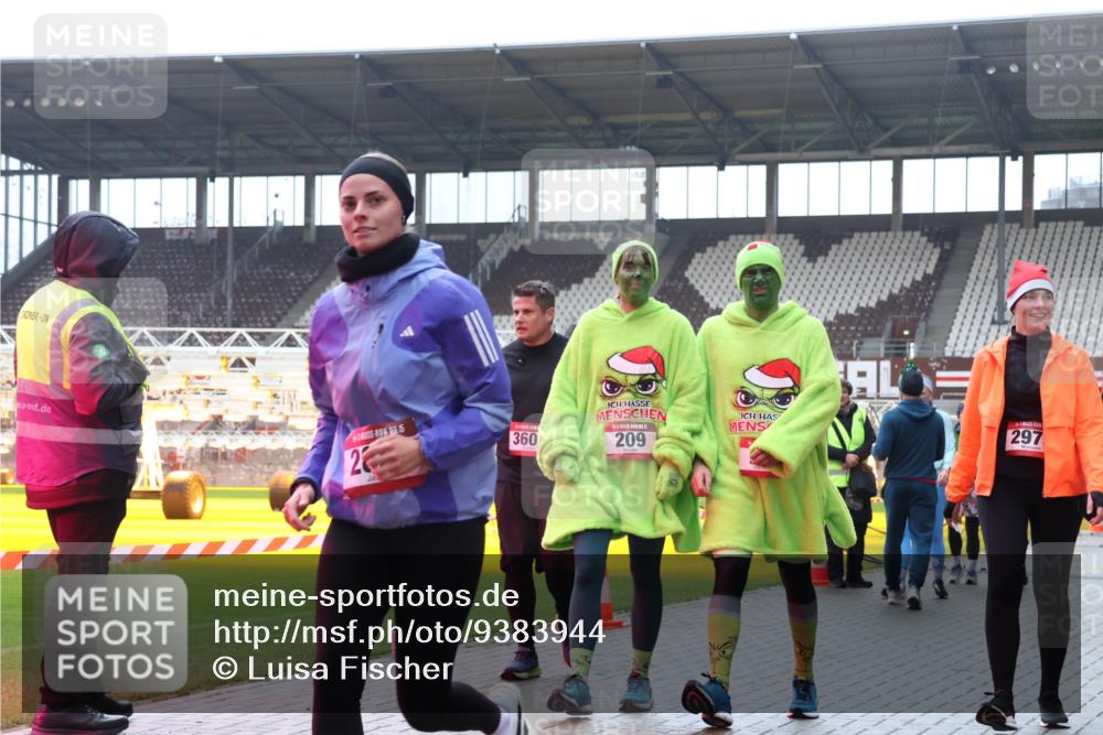 07.12.2025 - St. Pauli X-Mass-Run No. 15 Luisa Fischer http://msf.ph/oto/9383944 07.12.2025 11:27:28 Ziel 297, 209, 2, 15, 360, 205, 209, 1080, 1772, 2024, 2026, 2072, 2175, 2176, 2234, 2236, 2237, 2240, 2748, 2749, 2789, 2790, 2813, 2887, 2942, 2972, 2979, 2995, 2999, 3004, 3098, 3099, 3956, 4647, 4656, 4884 meine-sportfotos.de