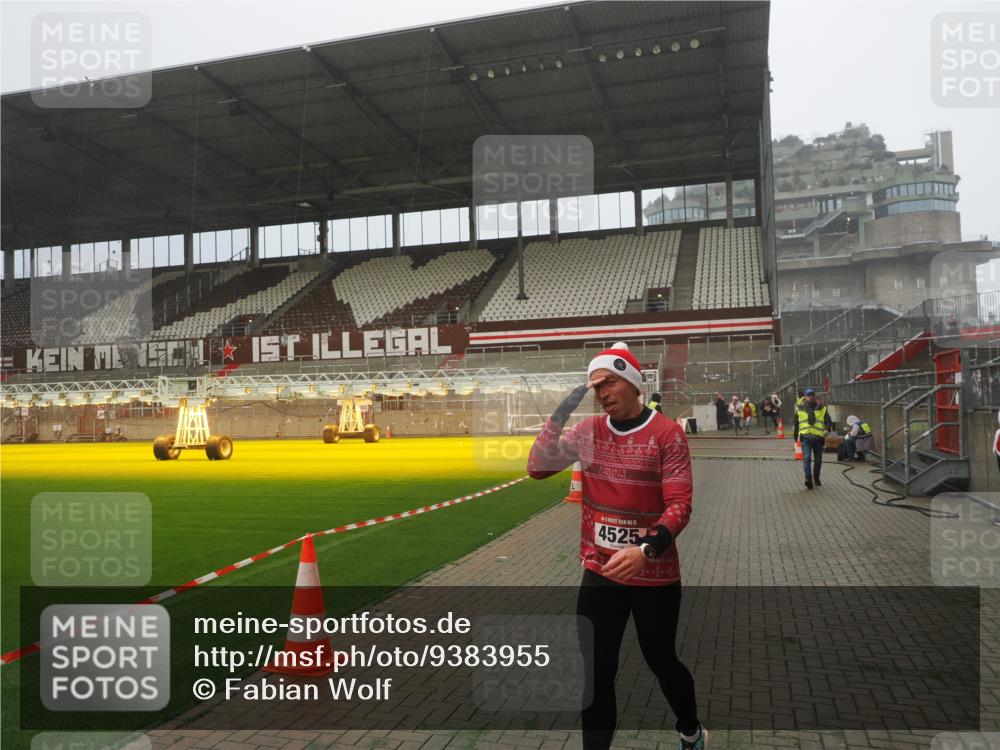 07.12.2025 - St. Pauli X-Mass-Run No. 15 Fabian Wolf http://msf.ph/oto/9383955 07.12.2025 10:11:29 Ziel 1969, 3354, 4499, 4525, 4659, 4661, 4662 meine-sportfotos.de