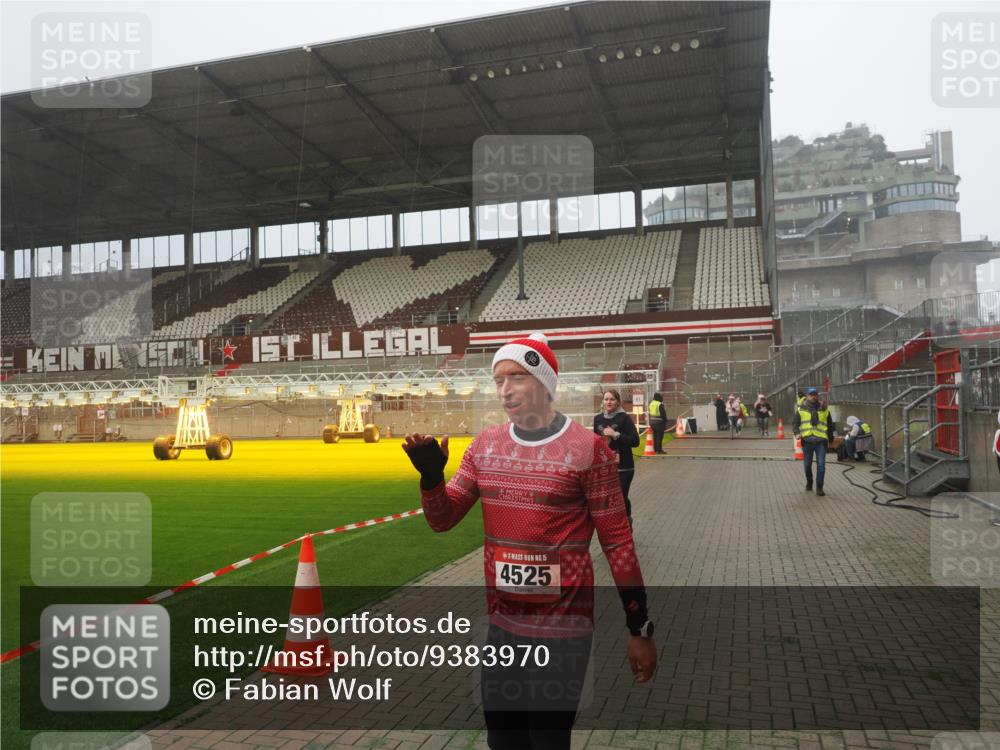 07.12.2025 - St. Pauli X-Mass-Run No. 15 Fabian Wolf http://msf.ph/oto/9383970 07.12.2025 10:11:30 Ziel 1969, 3354, 4499, 4525, 4659, 4661, 4662 meine-sportfotos.de