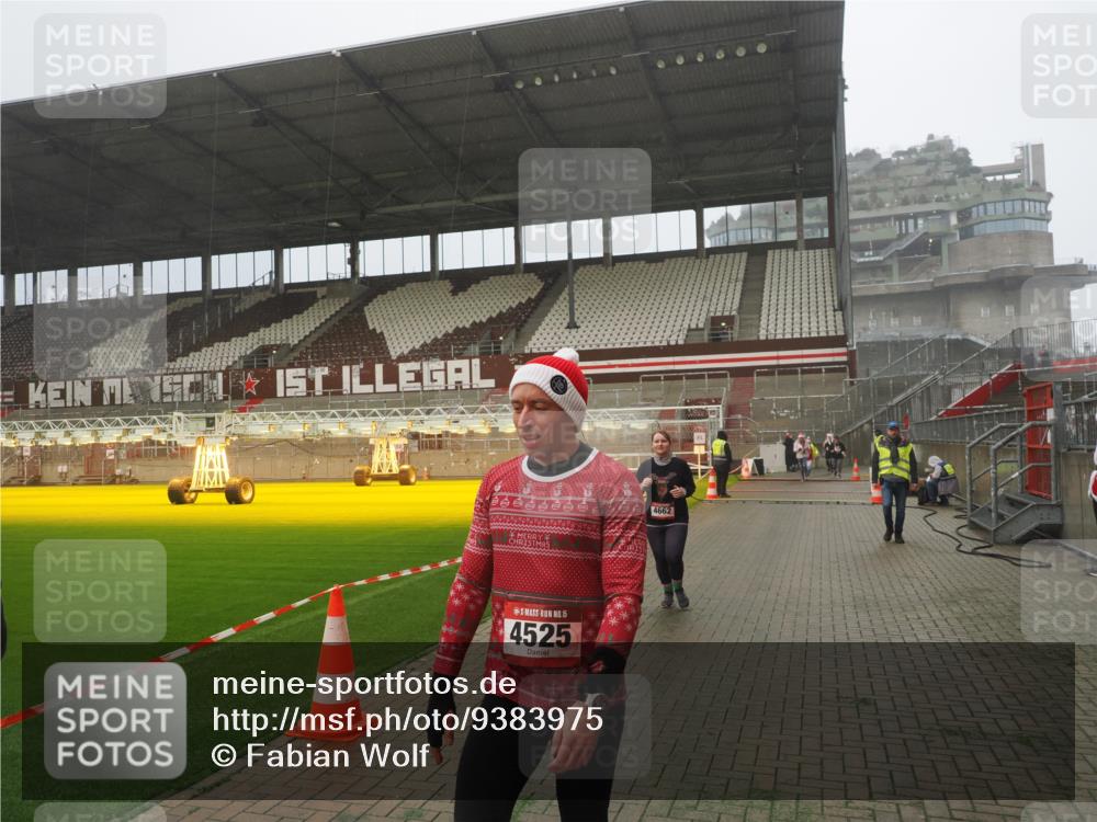 07.12.2025 - St. Pauli X-Mass-Run No. 15 Fabian Wolf http://msf.ph/oto/9383975 07.12.2025 10:11:30 Ziel 1969, 3354, 4499, 4525, 4659, 4661, 4662 meine-sportfotos.de