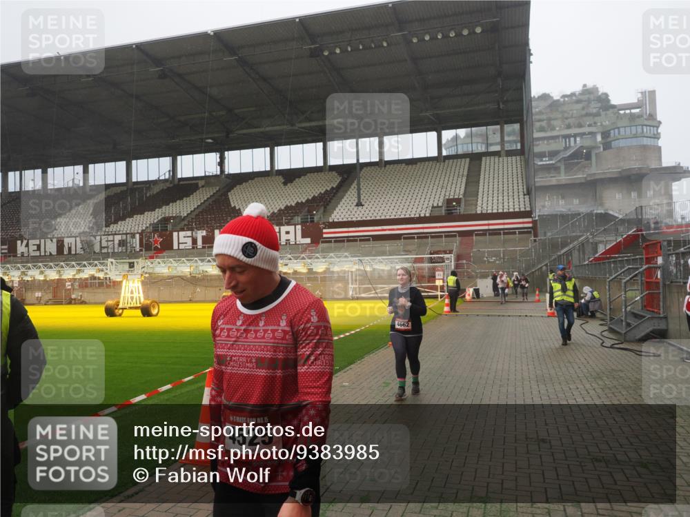 07.12.2025 - St. Pauli X-Mass-Run No. 15 Fabian Wolf http://msf.ph/oto/9383985 07.12.2025 10:11:30 Ziel 1969, 3354, 4499, 4525, 4659, 4661, 4662 meine-sportfotos.de
