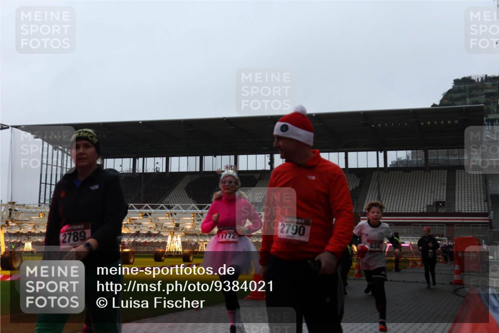 07.12.2025 - St. Pauli X-Mass-Run No. 15 Luisa Fischer http://msf.ph/oto/9384021 07.12.2025 11:27:47 Ziel 2789, 1772, 2790, 534, 35, 36, 407, 534, 776, 790, 1080, 1772, 2072, 2567, 2571, 2572, 2623, 2789, 2790, 2887, 2995, 2999, 3004, 3098, 3099, 3315, 3956, 4647, 4656 meine-sportfotos.de