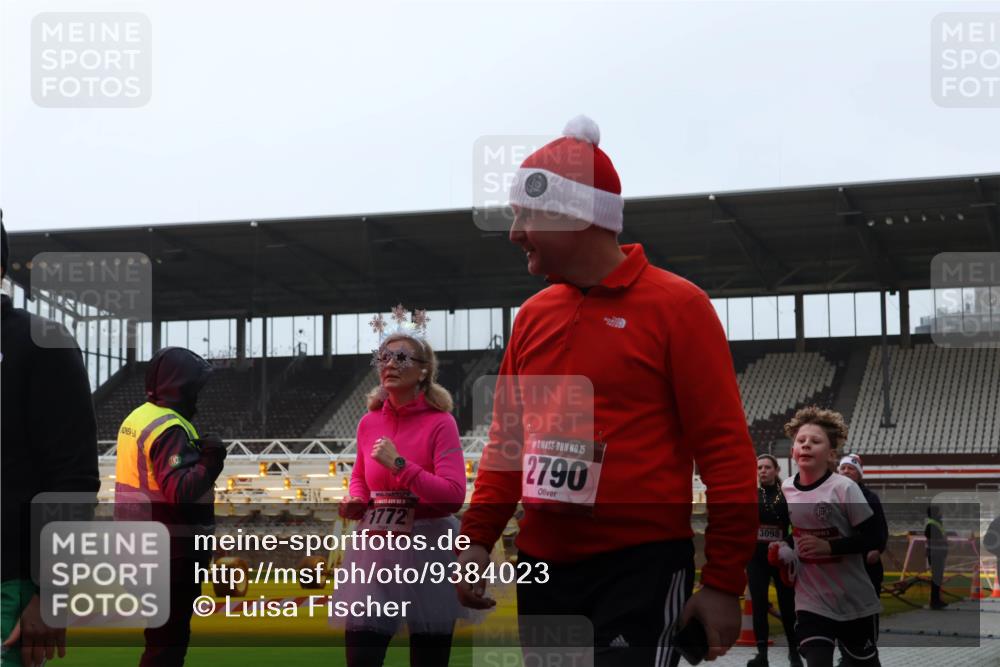 07.12.2025 - St. Pauli X-Mass-Run No. 15 Luisa Fischer http://msf.ph/oto/9384023 07.12.2025 11:27:47 Ziel 5, 1772, 15, 2790, 3098, 35, 36, 407, 534, 776, 790, 1080, 1772, 2072, 2567, 2571, 2572, 2623, 2789, 2790, 2887, 2995, 2999, 3004, 3098, 3099, 3315, 3956, 4647, 4656 meine-sportfotos.de