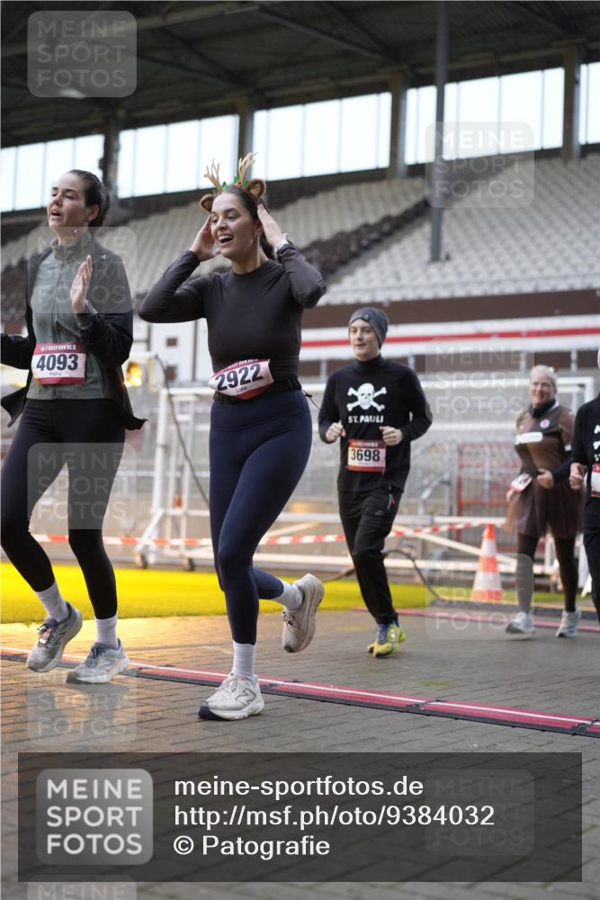 07.12.2025 - St. Pauli X-Mass-Run No. 15 Patografie http://msf.ph/oto/9384032 07.12.2025 10:26:13 Ziel 23, 28, 368, 1638, 1639, 2922, 3698, 3699, 4044, 4093, 4460, 4461, 4469, 4481, 4529, 4532, 4699, 4703, 4709, 5010 meine-sportfotos.de