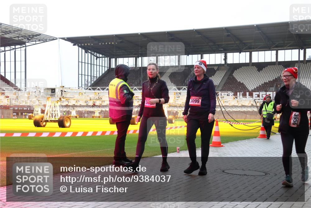 07.12.2025 - St. Pauli X-Mass-Run No. 15 Luisa Fischer http://msf.ph/oto/9384037 07.12.2025 11:27:53 Ziel 3099, 3956, 35, 36, 407, 534, 776, 790, 1772, 2567, 2571, 2572, 2623, 2887, 2995, 2999, 3004, 3098, 3099, 3315, 3956, 4647, 4656 meine-sportfotos.de