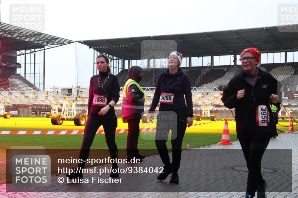 07.12.2025 - St. Pauli X-Mass-Run No. 15 Luisa Fischer http://msf.ph/oto/9384042 07.12.2025 11:27:54 Ziel 3099, 3098, 3956, 35, 36, 407, 534, 776, 790, 1772, 2567, 2571, 2572, 2623, 2887, 2995, 2999, 3004, 3098, 3099, 3315, 3956, 4647, 4656 meine-sportfotos.de