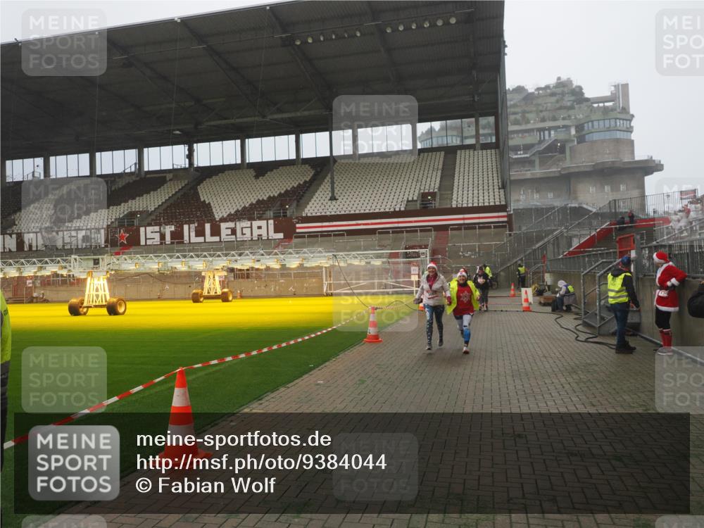 07.12.2025 - St. Pauli X-Mass-Run No. 15 Fabian Wolf http://msf.ph/oto/9384044 07.12.2025 10:11:36 Ziel 670, 2909, 3085, 3354, 3909, 4499, 4525, 4659, 4661, 4662 meine-sportfotos.de