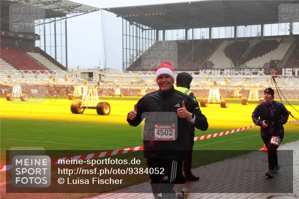 07.12.2025 - St. Pauli X-Mass-Run No. 15 Luisa Fischer http://msf.ph/oto/9384052 07.12.2025 10:14:25 Ziel 15, 4502, 1044, 88, 174, 970, 1699, 2905, 2951, 3243, 4371, 4489, 4502, 4526 meine-sportfotos.de