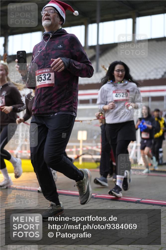 07.12.2025 - St. Pauli X-Mass-Run No. 15 Patografie http://msf.ph/oto/9384069 07.12.2025 10:26:16 Ziel 23, 28, 368, 1638, 1639, 2068, 2518, 2648, 2649, 2922, 3698, 3699, 4044, 4093, 4448, 4460, 4461, 4469, 4481, 4529, 4532, 4699, 4703, 4709, 5010 meine-sportfotos.de