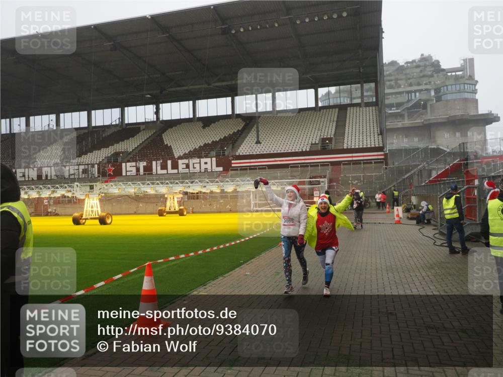 07.12.2025 - St. Pauli X-Mass-Run No. 15 Fabian Wolf http://msf.ph/oto/9384070 07.12.2025 10:11:38 Ziel 670, 2909, 3085, 3909, 4659, 4662 meine-sportfotos.de