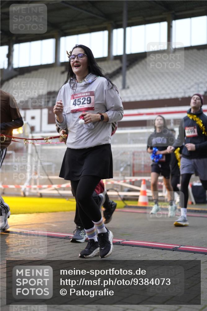 07.12.2025 - St. Pauli X-Mass-Run No. 15 Patografie http://msf.ph/oto/9384073 07.12.2025 10:26:17 Ziel 23, 28, 368, 1638, 1639, 2068, 2518, 2648, 2649, 2922, 3698, 3699, 4044, 4093, 4448, 4460, 4461, 4469, 4481, 4529, 4532, 4699, 4703, 4709, 5010 meine-sportfotos.de