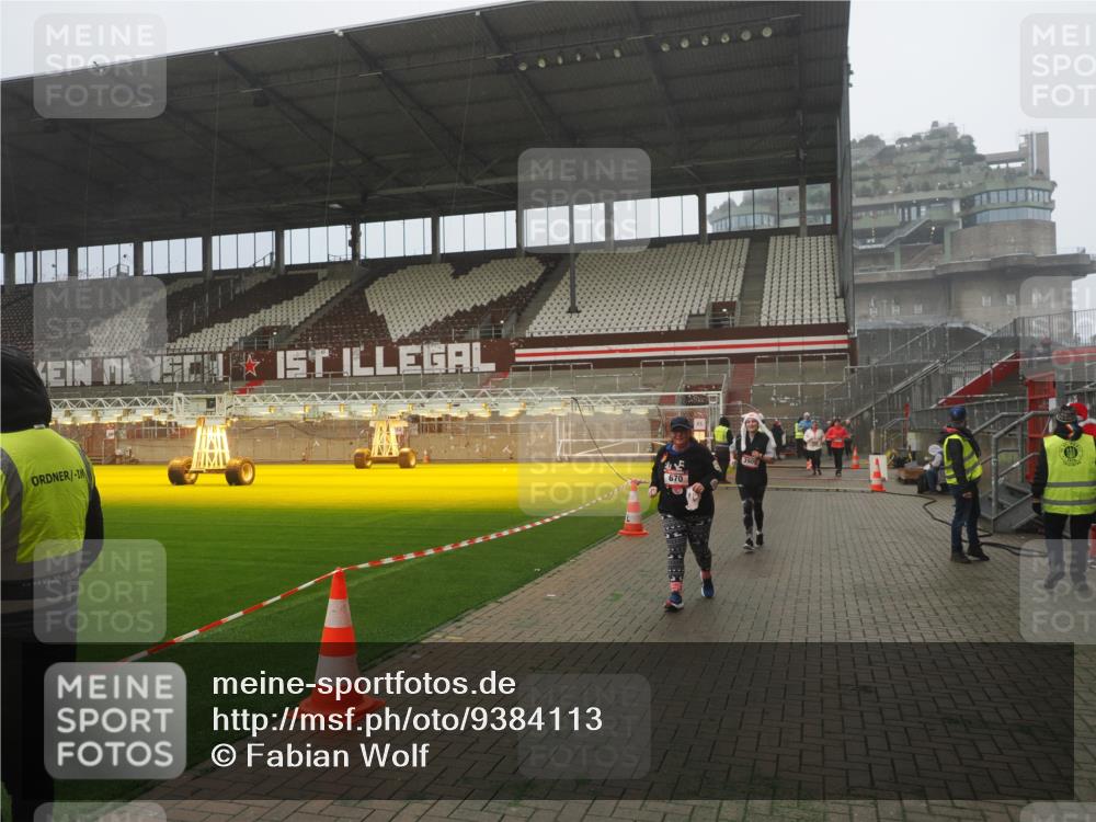 07.12.2025 - St. Pauli X-Mass-Run No. 15 Fabian Wolf http://msf.ph/oto/9384113 07.12.2025 10:11:42 Ziel 670, 2909, 3085, 3761, 3909, 4662 meine-sportfotos.de