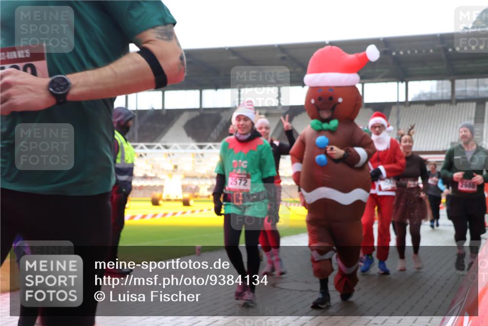 07.12.2025 - St. Pauli X-Mass-Run No. 15 Luisa Fischer http://msf.ph/oto/9384134 07.12.2025 11:28:28 Ziel 2980, 2572, 407, 776, 790, 1082, 2138, 2139, 2162, 2163, 2164, 2192, 2196, 2567, 2623, 2655, 2930, 2980, 3027, 3057, 3063, 3074, 3599, 3670, 4644, 4653, 4655 meine-sportfotos.de