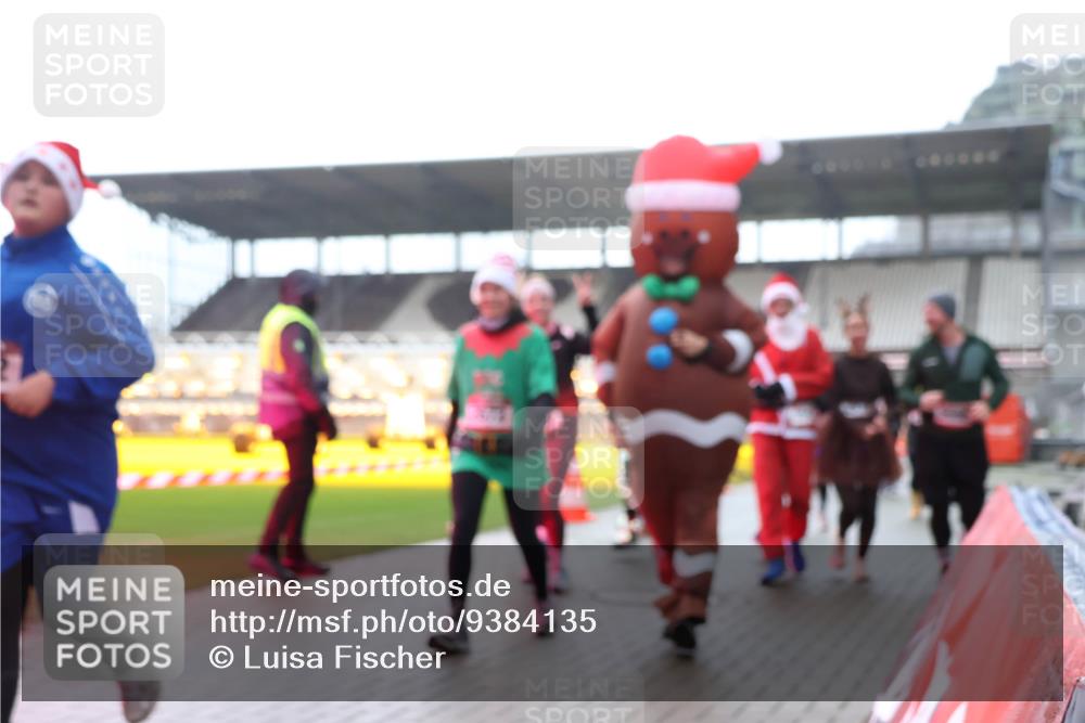 07.12.2025 - St. Pauli X-Mass-Run No. 15 Luisa Fischer http://msf.ph/oto/9384135 07.12.2025 11:28:29 Ziel 407, 776, 790, 1082, 2138, 2139, 2162, 2163, 2164, 2192, 2196, 2567, 2623, 2655, 2930, 2980, 3027, 3057, 3063, 3074, 3599, 3670, 4644, 4653, 4655 meine-sportfotos.de