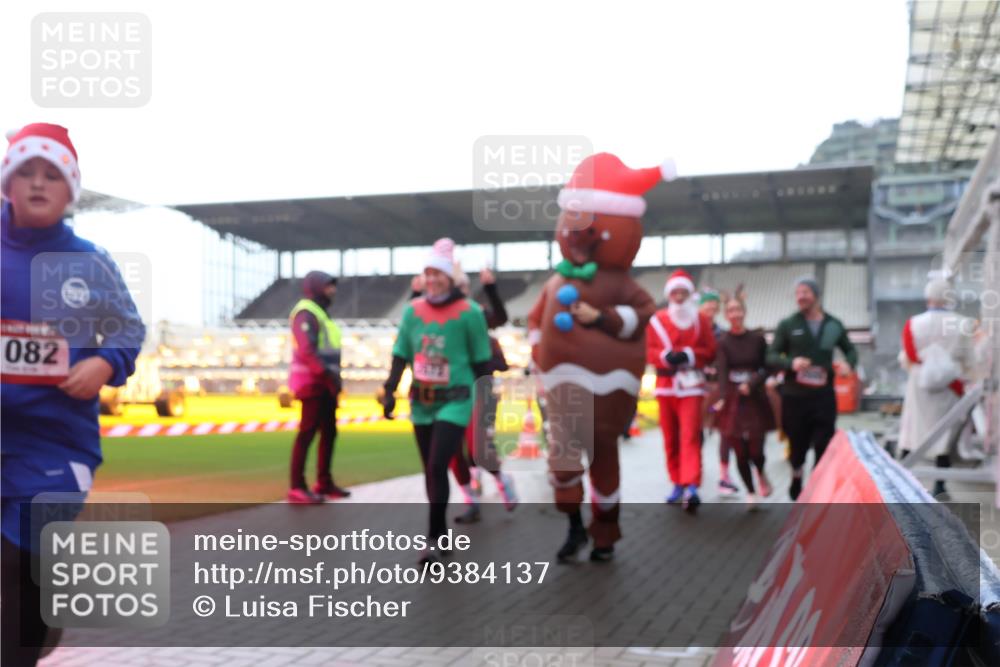 07.12.2025 - St. Pauli X-Mass-Run No. 15 Luisa Fischer http://msf.ph/oto/9384137 07.12.2025 11:28:29 Ziel 082, 407, 776, 790, 1082, 2138, 2139, 2162, 2163, 2164, 2192, 2196, 2567, 2623, 2655, 2930, 2980, 3027, 3057, 3063, 3074, 3599, 3670, 4644, 4653, 4655 meine-sportfotos.de