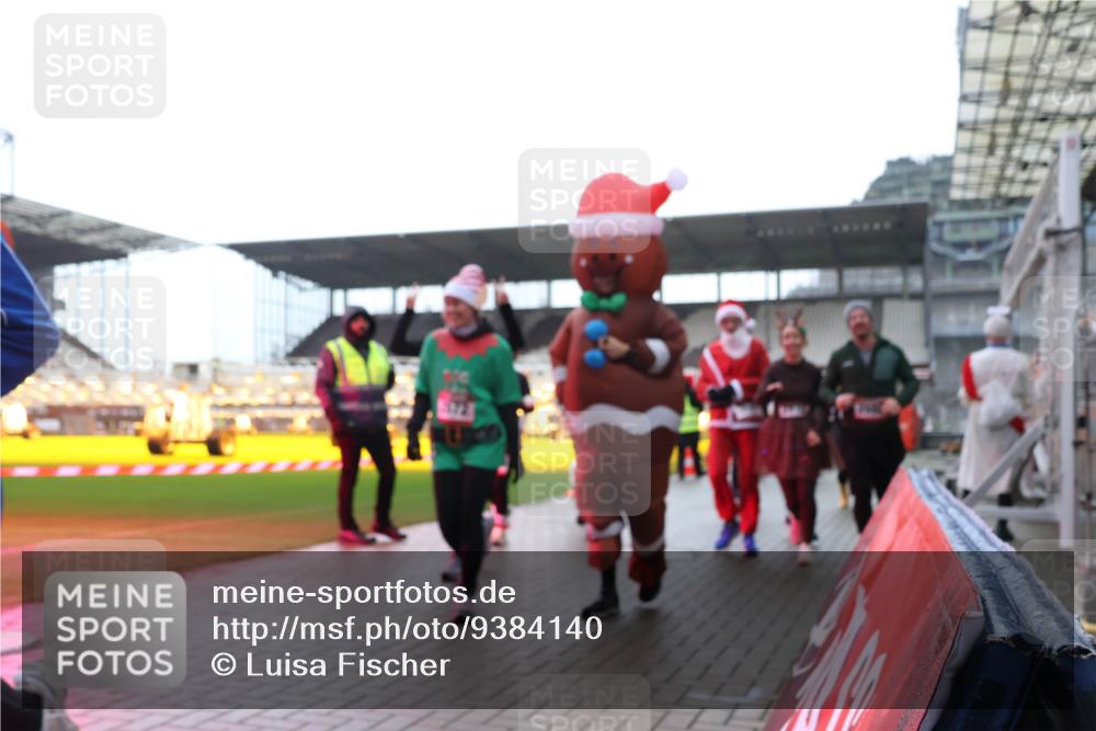 07.12.2025 - St. Pauli X-Mass-Run No. 15 Luisa Fischer http://msf.ph/oto/9384140 07.12.2025 11:28:29 Ziel 407, 776, 790, 1082, 2138, 2139, 2162, 2163, 2164, 2192, 2196, 2567, 2623, 2655, 2930, 2980, 3027, 3057, 3063, 3074, 3599, 3670, 4644, 4653, 4655 meine-sportfotos.de
