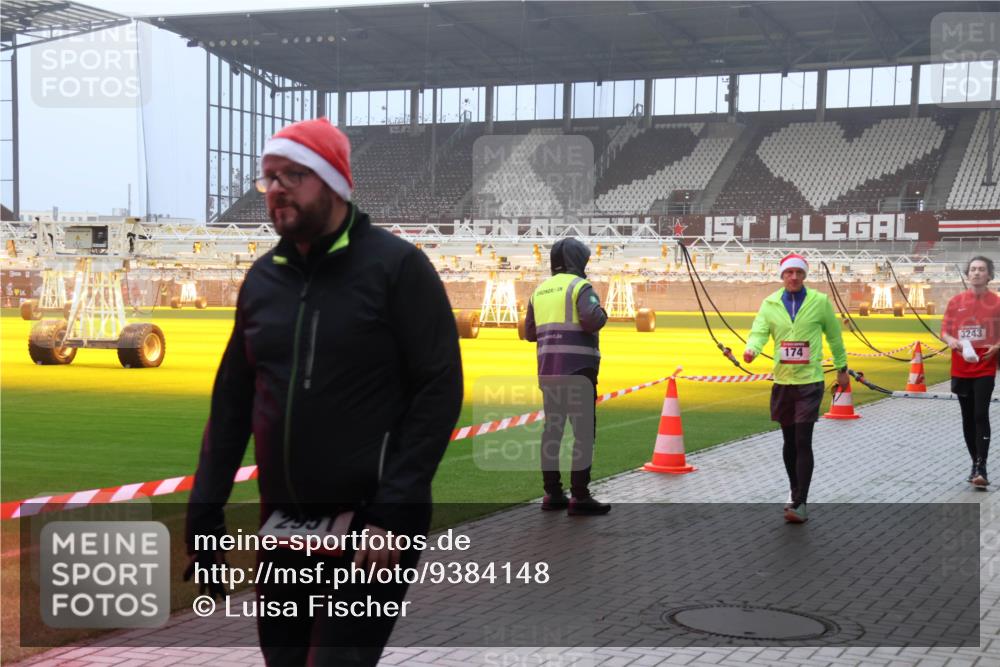 07.12.2025 - St. Pauli X-Mass-Run No. 15 Luisa Fischer http://msf.ph/oto/9384148 07.12.2025 10:14:38 Ziel 2951, 3243, 174, 174, 352, 1158, 2564, 2617, 2618, 2951, 3243, 4371, 4489, 4502, 4526, 4545 meine-sportfotos.de