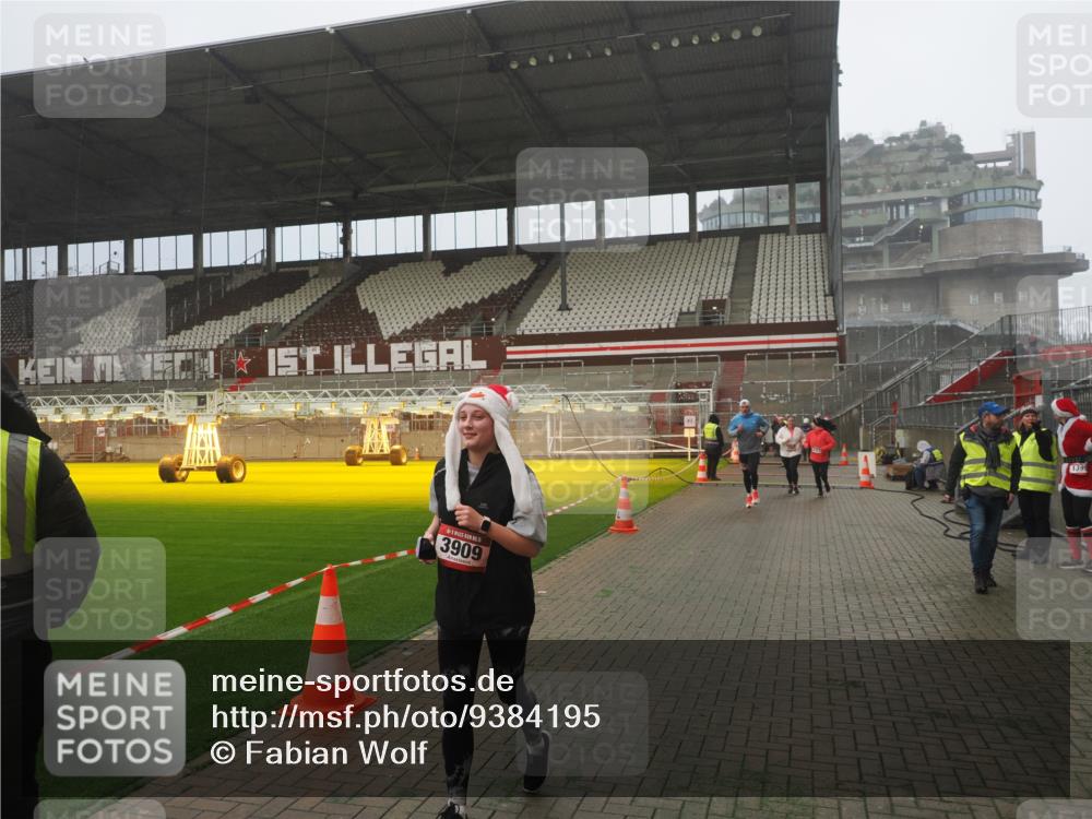 07.12.2025 - St. Pauli X-Mass-Run No. 15 Fabian Wolf http://msf.ph/oto/9384195 07.12.2025 10:11:46 Ziel 670, 2906, 2909, 3085, 3761, 3767, 3909 meine-sportfotos.de