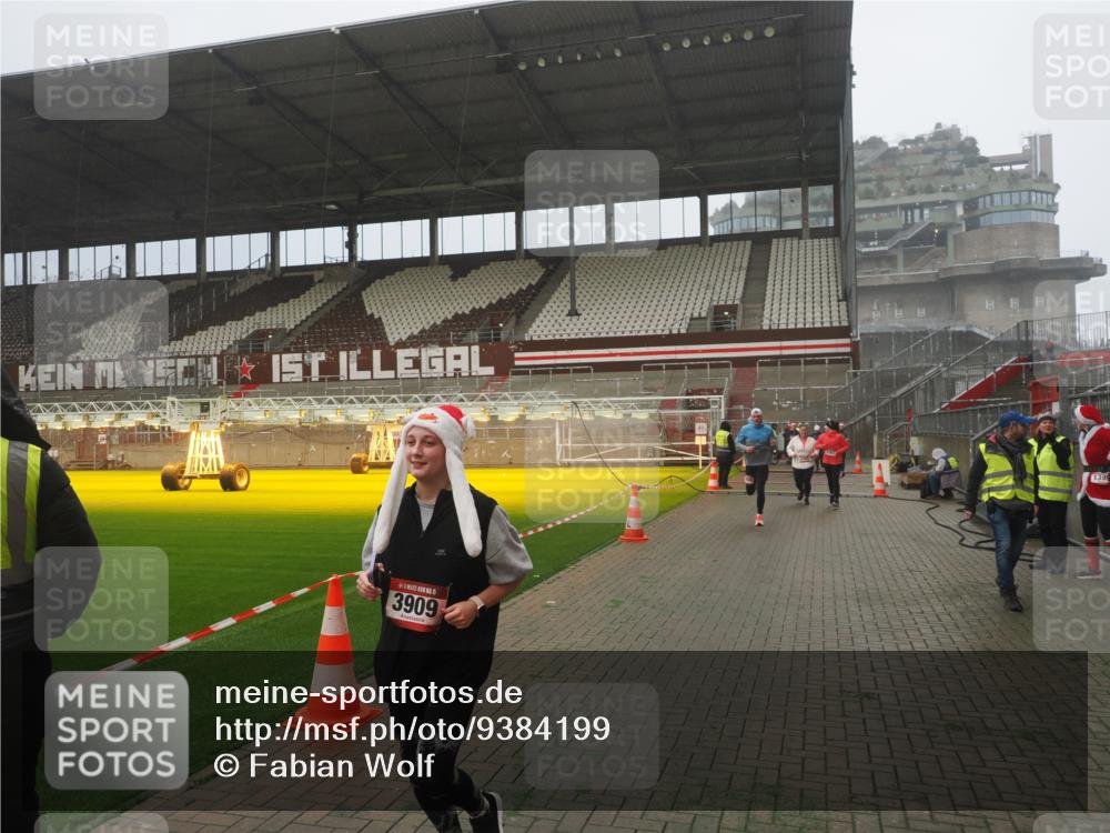 07.12.2025 - St. Pauli X-Mass-Run No. 15 Fabian Wolf http://msf.ph/oto/9384199 07.12.2025 10:11:46 Ziel 670, 2906, 2909, 3085, 3761, 3767, 3909 meine-sportfotos.de