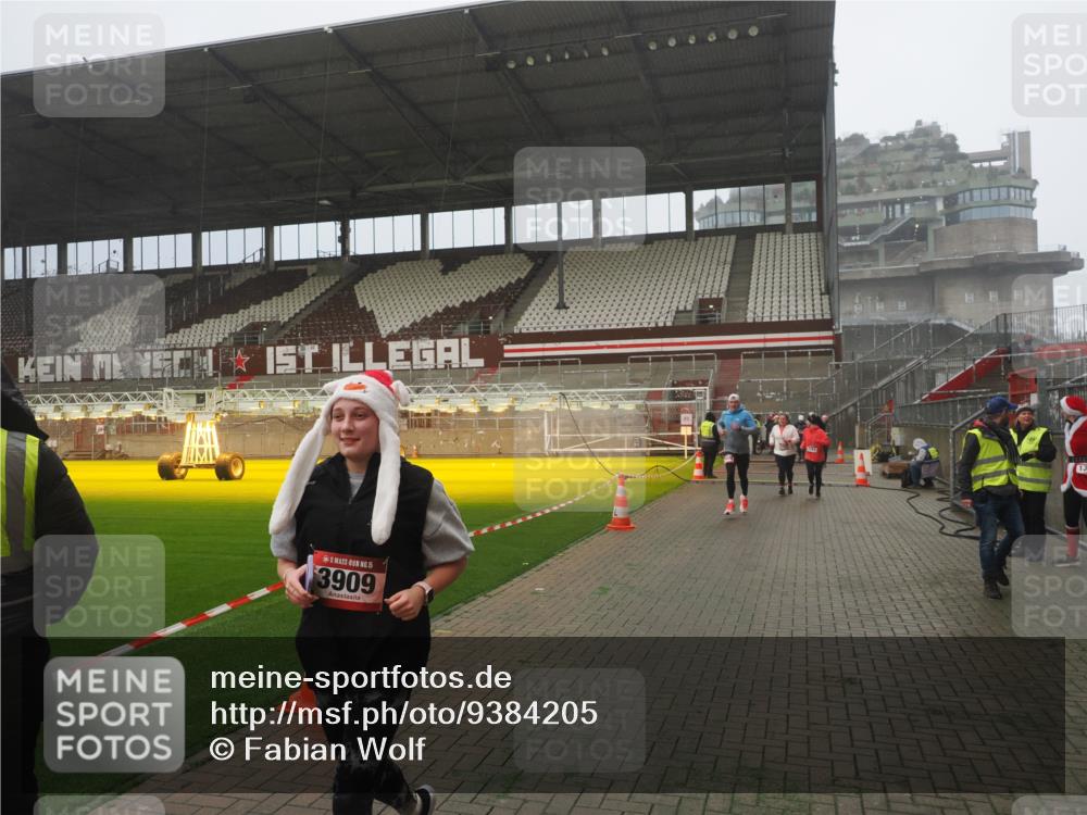 07.12.2025 - St. Pauli X-Mass-Run No. 15 Fabian Wolf http://msf.ph/oto/9384205 07.12.2025 10:11:46 Ziel 670, 2906, 2909, 3085, 3761, 3767, 3909 meine-sportfotos.de