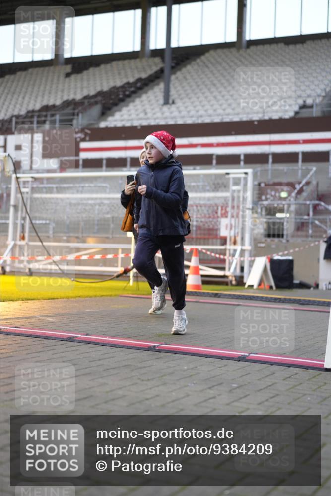 07.12.2025 - St. Pauli X-Mass-Run No. 15 Patografie http://msf.ph/oto/9384209 07.12.2025 10:26:53 Ziel 159, 3720, 3771, 3787, 3828, 4185, 4384, 4705 meine-sportfotos.de
