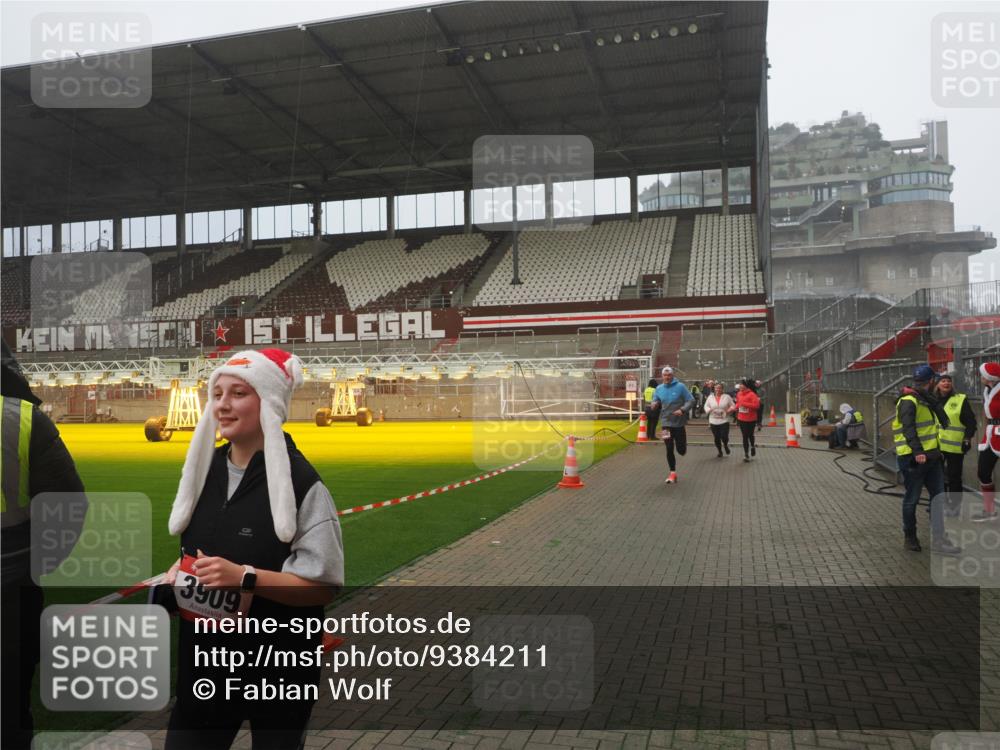 07.12.2025 - St. Pauli X-Mass-Run No. 15 Fabian Wolf http://msf.ph/oto/9384211 07.12.2025 10:11:47 Ziel 670, 2906, 2909, 3085, 3761, 3767, 3909, 3935 meine-sportfotos.de