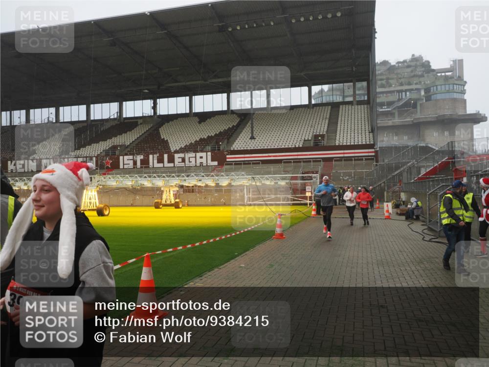 07.12.2025 - St. Pauli X-Mass-Run No. 15 Fabian Wolf http://msf.ph/oto/9384215 07.12.2025 10:11:47 Ziel 670, 2906, 2909, 3085, 3761, 3767, 3909, 3935 meine-sportfotos.de