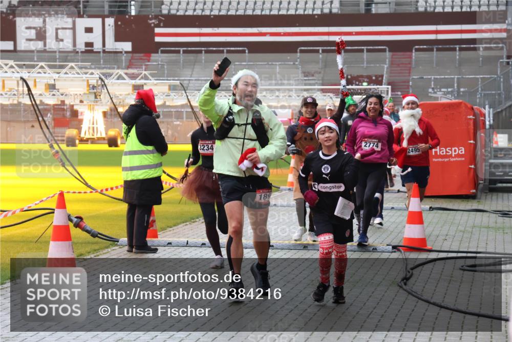 07.12.2025 - St. Pauli X-Mass-Run No. 15 Luisa Fischer http://msf.ph/oto/9384216 07.12.2025 11:29:02 Ziel 3234, 189, 2774, 2495, 1897, 1917, 1919, 1920, 1921, 2038, 2162, 2163, 2164, 2189, 2190, 2383, 2426, 2427, 2431, 2495, 2707, 2709, 2774, 2808, 2845, 3063, 3074, 3234, 3599, 3670, 4641, 4653, 4818, 4832, 4837, 4838 meine-sportfotos.de