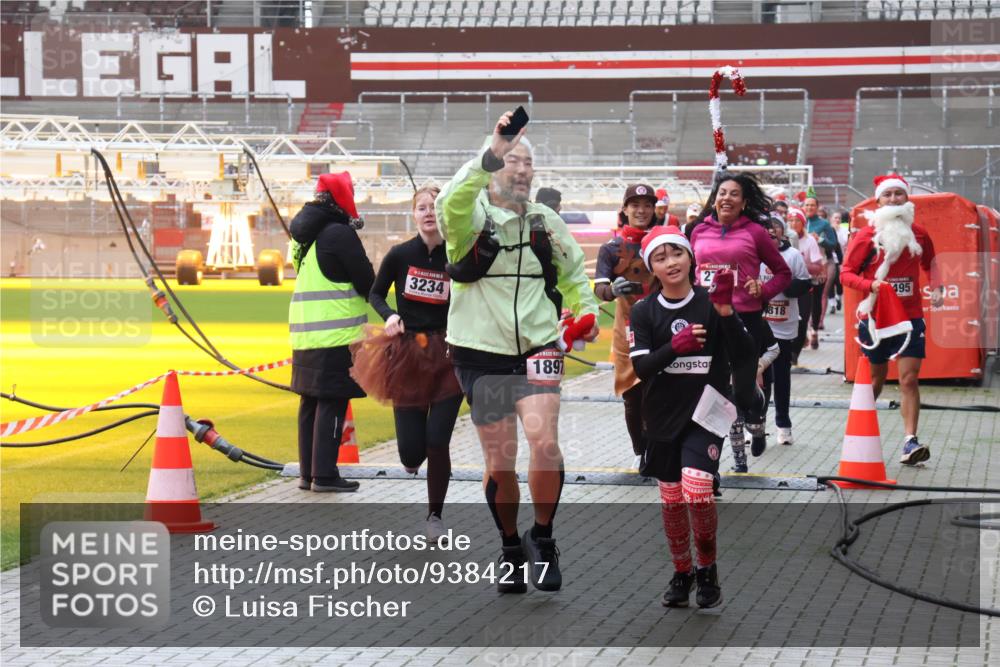 07.12.2025 - St. Pauli X-Mass-Run No. 15 Luisa Fischer http://msf.ph/oto/9384217 07.12.2025 11:29:02 Ziel 3234, 1897, 27, 818, 95, 1897, 1917, 1919, 1920, 1921, 2038, 2162, 2163, 2164, 2189, 2190, 2383, 2426, 2427, 2431, 2495, 2707, 2709, 2774, 2808, 2845, 3063, 3074, 3234, 3599, 3670, 4641, 4653, 4818, 4832, 4837, 4838 meine-sportfotos.de
