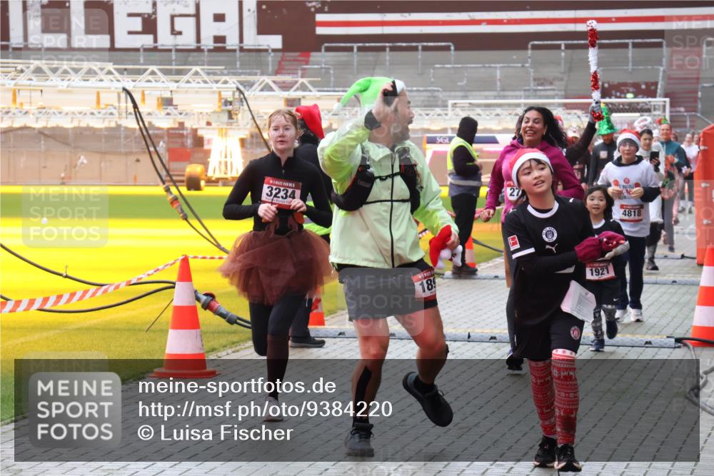 07.12.2025 - St. Pauli X-Mass-Run No. 15 Luisa Fischer http://msf.ph/oto/9384220 07.12.2025 11:29:03 Ziel 3234, 189, 1921, 4818, 1897, 1917, 1919, 1920, 1921, 2038, 2162, 2163, 2164, 2189, 2190, 2383, 2426, 2427, 2431, 2495, 2707, 2709, 2774, 2808, 2845, 3074, 3234, 3599, 3670, 4641, 4653, 4818, 4832, 4837, 4838 meine-sportfotos.de