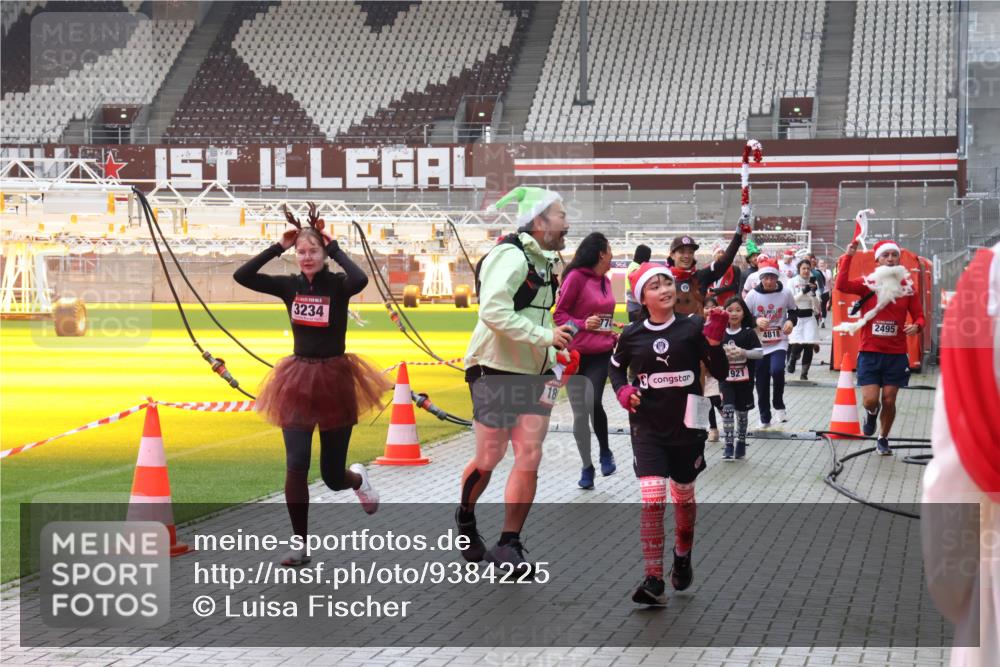 07.12.2025 - St. Pauli X-Mass-Run No. 15 Luisa Fischer http://msf.ph/oto/9384225 07.12.2025 11:29:04 Ziel 3234, 18, 921, 4818, 2495, 1897, 1917, 1919, 1920, 1921, 2038, 2162, 2163, 2164, 2189, 2190, 2383, 2426, 2427, 2431, 2495, 2707, 2709, 2774, 2808, 2845, 3074, 3234, 3599, 3670, 4641, 4653, 4818, 4832, 4837, 4838 meine-sportfotos.de