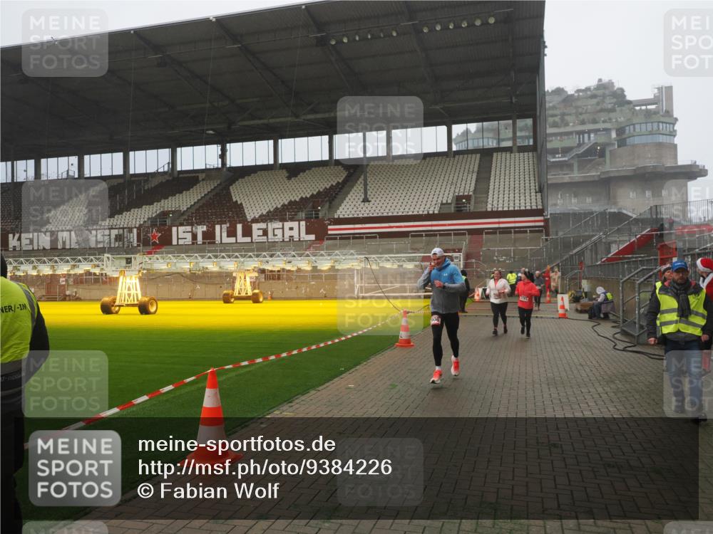 07.12.2025 - St. Pauli X-Mass-Run No. 15 Fabian Wolf http://msf.ph/oto/9384226 07.12.2025 10:11:48 Ziel 670, 1687, 2906, 2909, 3085, 3761, 3767, 3909, 3932, 3935 meine-sportfotos.de
