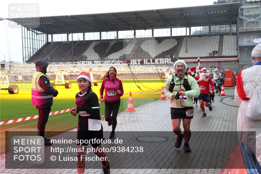 07.12.2025 - St. Pauli X-Mass-Run No. 15 Luisa Fischer http://msf.ph/oto/9384238 07.12.2025 11:29:07 Ziel 2774, 189, 2495, 48, 1897, 1917, 1919, 1920, 1921, 2038, 2162, 2163, 2164, 2189, 2190, 2383, 2426, 2427, 2431, 2495, 2707, 2709, 2774, 2808, 2845, 3234, 3599, 3670, 4641, 4818, 4832, 4837, 4838 meine-sportfotos.de