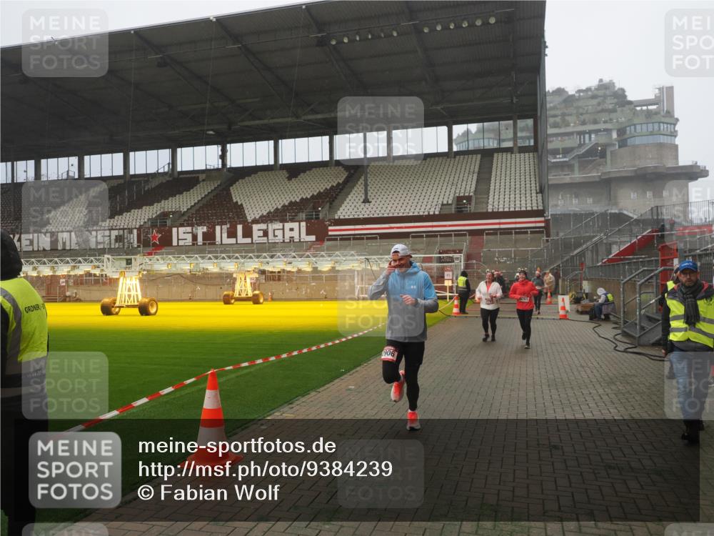 07.12.2025 - St. Pauli X-Mass-Run No. 15 Fabian Wolf http://msf.ph/oto/9384239 07.12.2025 10:11:49 Ziel 670, 1687, 2906, 2909, 3085, 3761, 3767, 3909, 3932, 3935 meine-sportfotos.de