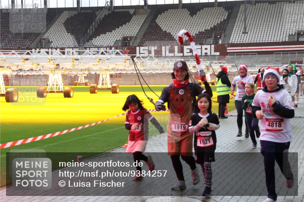 07.12.2025 - St. Pauli X-Mass-Run No. 15 Luisa Fischer http://msf.ph/oto/9384257 07.12.2025 11:29:10 Ziel 1919, 1921, 27, 4818, 24, 1897, 1917, 1919, 1920, 1921, 2038, 2162, 2163, 2164, 2189, 2190, 2383, 2426, 2427, 2431, 2495, 2707, 2709, 2774, 2808, 2845, 3234, 3599, 3670, 4641, 4818, 4832, 4837, 4838 meine-sportfotos.de