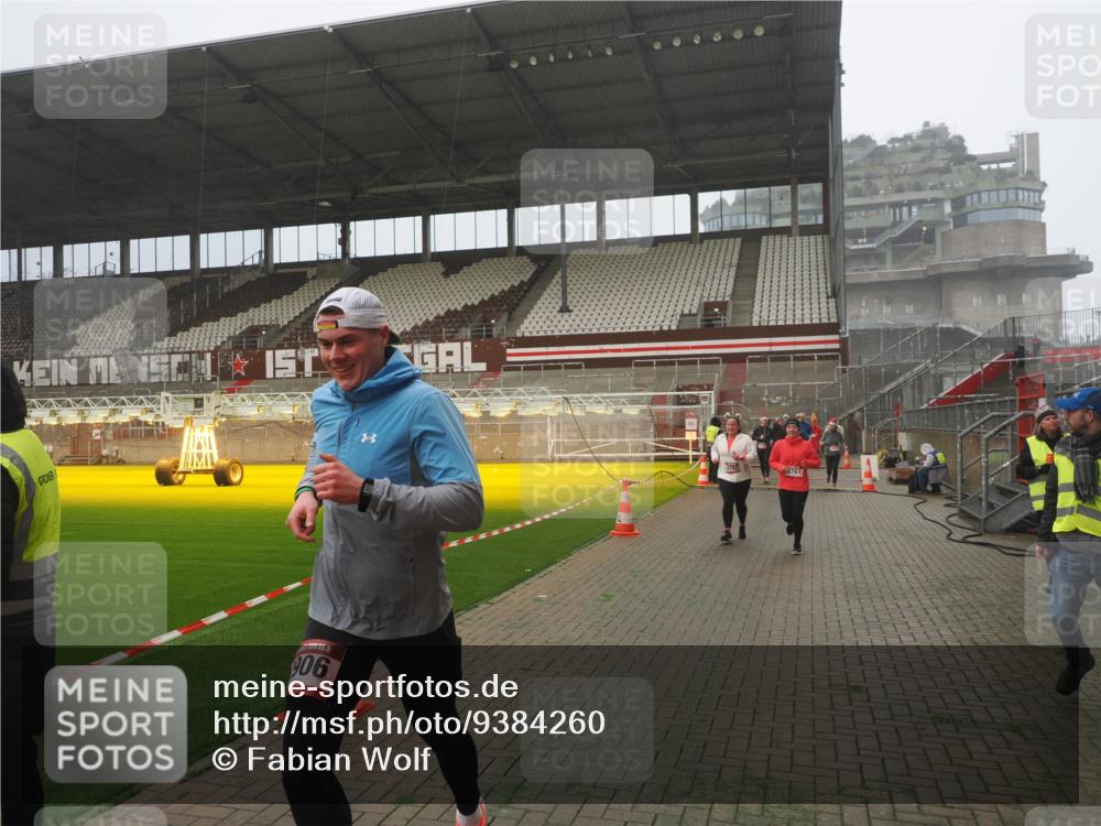 07.12.2025 - St. Pauli X-Mass-Run No. 15 Fabian Wolf http://msf.ph/oto/9384260 07.12.2025 10:11:49 Ziel 670, 1687, 2906, 2909, 3085, 3761, 3767, 3909, 3932, 3935 meine-sportfotos.de