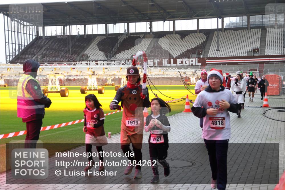 07.12.2025 - St. Pauli X-Mass-Run No. 15 Luisa Fischer http://msf.ph/oto/9384262 07.12.2025 11:29:11 Ziel 1, 5, 1919, 1921, 4818, 1897, 1917, 1919, 1920, 1921, 2038, 2162, 2164, 2189, 2190, 2383, 2426, 2427, 2431, 2495, 2707, 2709, 2774, 2808, 2845, 3234, 3670, 4641, 4818, 4832, 4837, 4838 meine-sportfotos.de