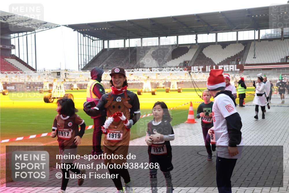 07.12.2025 - St. Pauli X-Mass-Run No. 15 Luisa Fischer http://msf.ph/oto/9384268 07.12.2025 11:29:12 Ziel 1917, 1919, 1921, 2707, 18, 1897, 1917, 1919, 1920, 1921, 2038, 2162, 2164, 2189, 2190, 2383, 2426, 2427, 2431, 2495, 2707, 2709, 2774, 2808, 2845, 3234, 3670, 4641, 4818, 4832, 4837, 4838 meine-sportfotos.de
