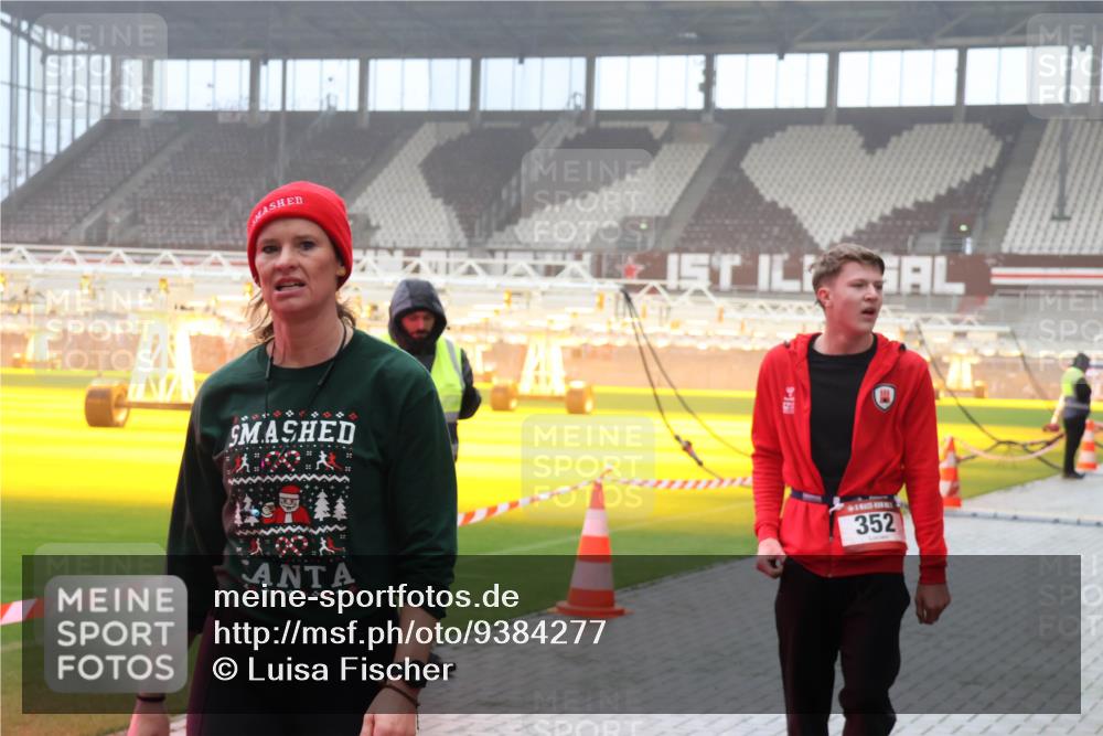 07.12.2025 - St. Pauli X-Mass-Run No. 15 Luisa Fischer http://msf.ph/oto/9384277 07.12.2025 10:14:52 Ziel 352, 174, 352, 1158, 2564, 2617, 2618, 2864, 3243, 3481, 3565, 4489, 4502, 4508, 4526, 4545 meine-sportfotos.de