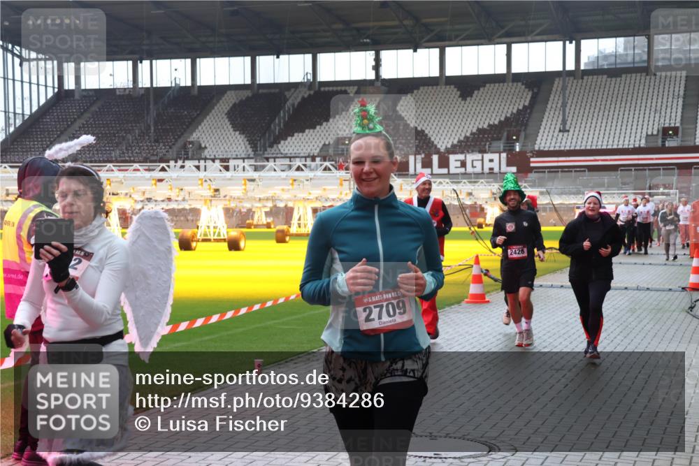 07.12.2025 - St. Pauli X-Mass-Run No. 15 Luisa Fischer http://msf.ph/oto/9384286 07.12.2025 11:29:17 Ziel 2, 15, 2709, 2426, 1897, 1917, 1919, 1920, 1921, 2038, 2189, 2190, 2383, 2426, 2427, 2431, 2495, 2707, 2709, 2774, 2808, 2845, 3234, 4641, 4818, 4832, 4837, 4838 meine-sportfotos.de
